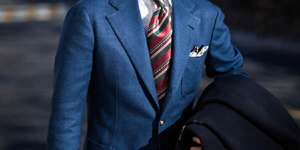 蓝色夹克搭配白衬衫和红蓝条纹领带