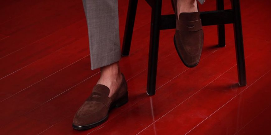 深褐色乐福鞋搭配灰色西裤