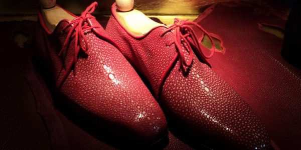 红色珍珠鱼皮皮鞋特写