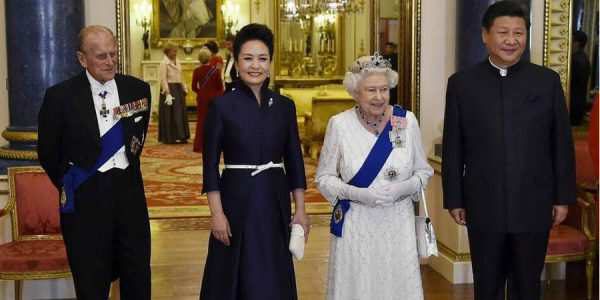 习主席与夫人访问英国与女王及王夫合影